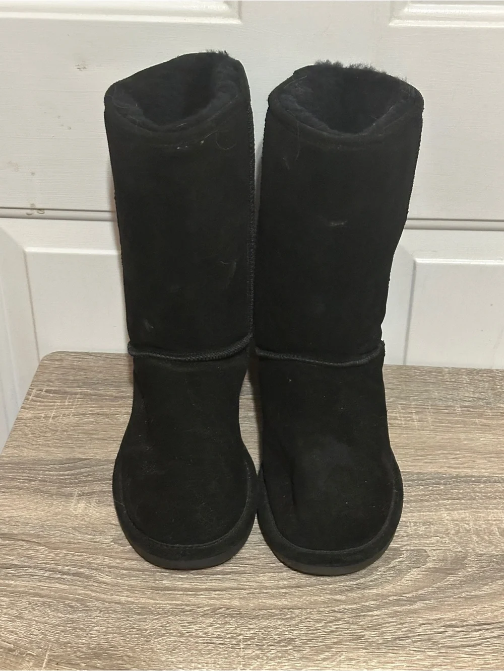 Bearpaw suede winter boots with sheepskin lining Women’s US10 Black Worn Once
